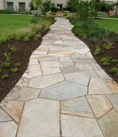 Irregular natural-stone garden walkway paving pattern